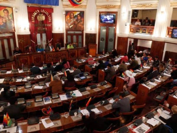 Los legisladores debaten una ley que otorgaría amnistía al ex presidente Evo Morales, en la Cámara de Diputados en La Paz, Bolivia, a última hora del jueves 5 de diciembre de 2019.