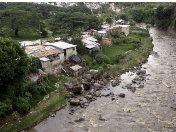 Esta zona a la altura de la colonia Divanna, en Comayaguela, fue declarada inhabitable después del Mitch, pero ante la falta de prevención de desastres la gente volvió a construir.