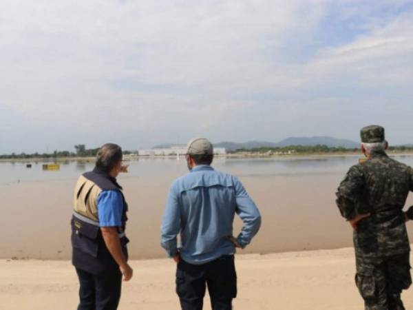 El presidente Hernández inspeccionó ayer las labores de limpieza del aeropuerto Villeda Morales y reconoció la labor de los héroes.