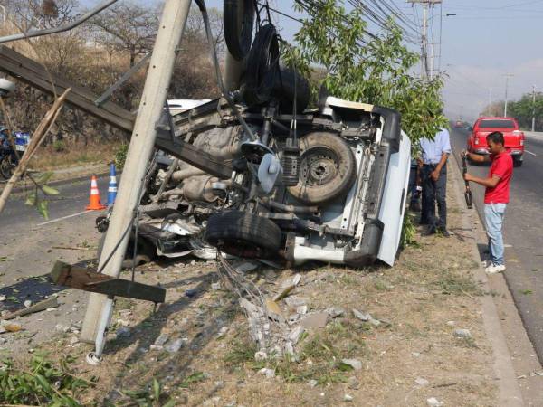 Una persona muerta y dos heridos dejó un brutal accidente que se registró la madrugada de este jueves 11 de abril en el anillo periférico de la capital. Estas son las imágenes del fatal incidente.