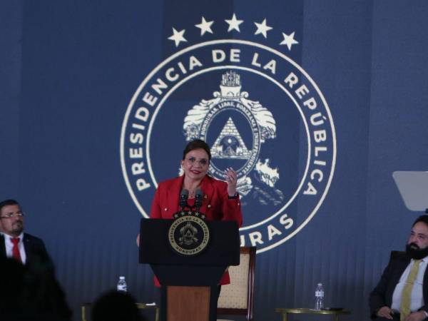 Xiomara Castro se refirió a varios temas tratados en Consejo de Ministros durante la Asamblea de la AMHON.