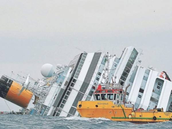 Un bote de rescate ecológico patrulla frente al Concordia, después que encalló frente a la isla Toscana de Giglio, en Italia. Foto: AFP