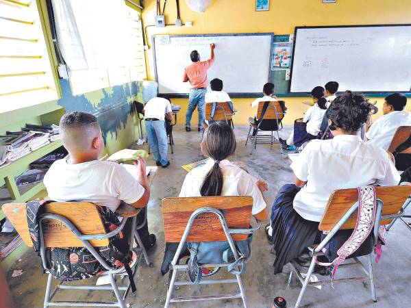 Los más de 85,000 estudiantes que no lograron avanzar al siguiente grado escolar tienen una oportunidad en la segunda recuperación que las autoridades realizarán en febrero.