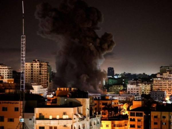 Nube de humo en la ciudad de Gaza tras el paso de aviones israelíes de combate. Foto: AFP