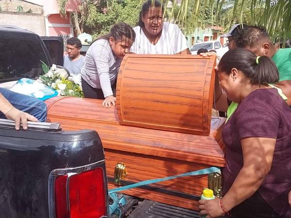 Familiares ven por última vez el rostro de Franklin Meza, a la salida de su casa en Catacamas.