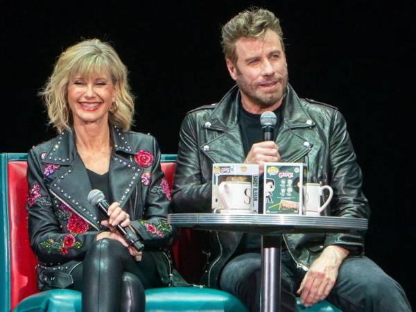 Olivia Newton-John y John Travolta acturon juntos en la cinta “Grease”.