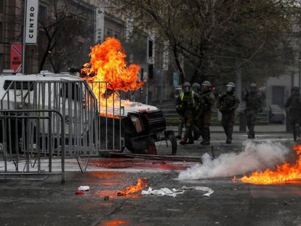 Un vehículo municipal fue incendiado por encapuchados.