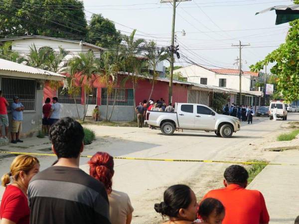 Pobladores consternados observan a varios metros de distancia la escena del crimen en la colonia Santa Martha.