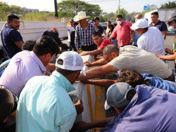 Con ayuda de cadenas y un camión, los adjudicatarios retiraron las barreras para crear una ruta de acceso al mercado Perisur.