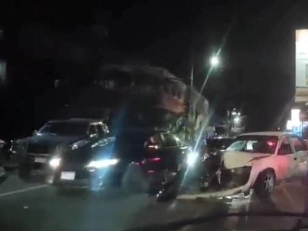 El percance vial ocurrió a eso de las 8 de la noche entre un taxi y una motocicleta.