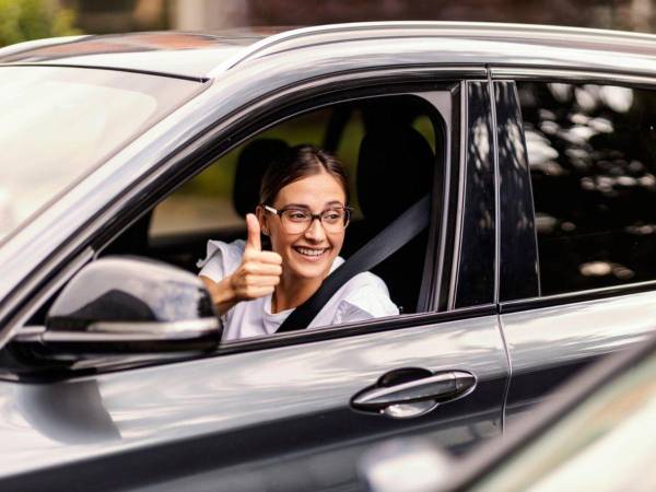 Ante peatones, ciclistas o vehículos que tienen preferencia, hay que ceder el paso de manera oportuna y segura.