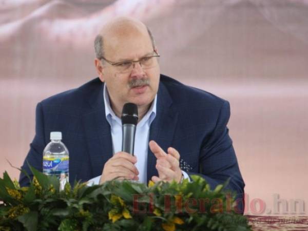 El empresario Jorge Canahuati Larach, presidente de Grupo Opsa, compartió por una hora con ejecutivos, periodistas, empresarios y algunos estudiantes de la UTH. Agradeció la oportunidad de poder hablar sobre el futuro de los medios de comunicación pospandemia.