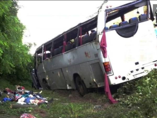 La unidad del transporte perdió el control y volcó en la carretera a Gondia.