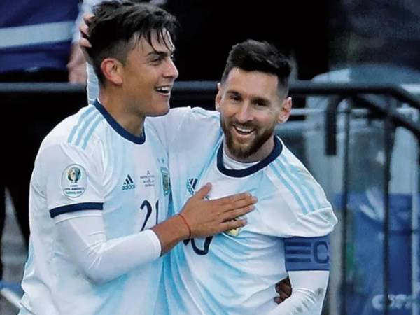 El atacante Paulo Dybala sufrió una lesión en el muslo.