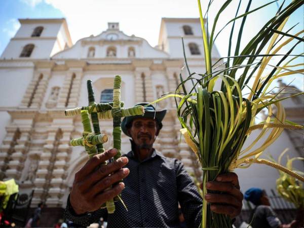 Los trabajos de remodelación en la avenida Cervantes no frenaron la esperanza de reactivar el comercio de docenas de familias que, con la venta de palmas y cruces, esperan dar un buen inicio a la Semana Santa con el Domingo de Ramos.