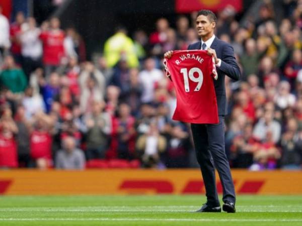 Varane fue presentado a los hinchas en el Old Trafford antes del partido inaugural de la temporada para United, contra Leeds.