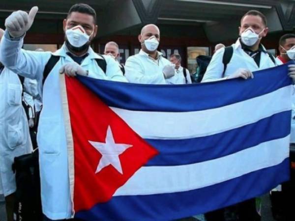 Considerados como unos 'héroes', los galenos cubanos forman parte del programa de misiones médicas cubanas enviadas al extranjero, fundado en la década de 1960. Foto: AFP