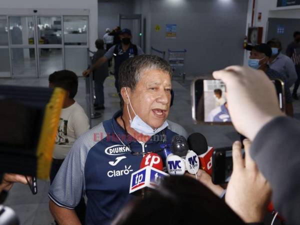 Bolillo Gómez al momento de abordar la prensa en el aeropuerto de San Pedro Sula.