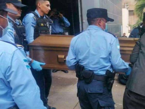 Sus compañeros retiraron el cuerpo de Christopher Daniel Cruz Castillo de la morgue capitalina.