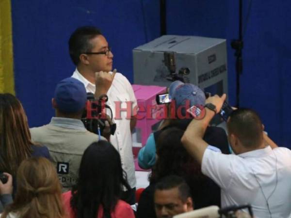 Italo Discua ejerció el primer voto y muestra su dedo manchado tras la inauguración por parte del TSE. (Foto: El Heraldo Honduras/ Noticias Honduras hoy)