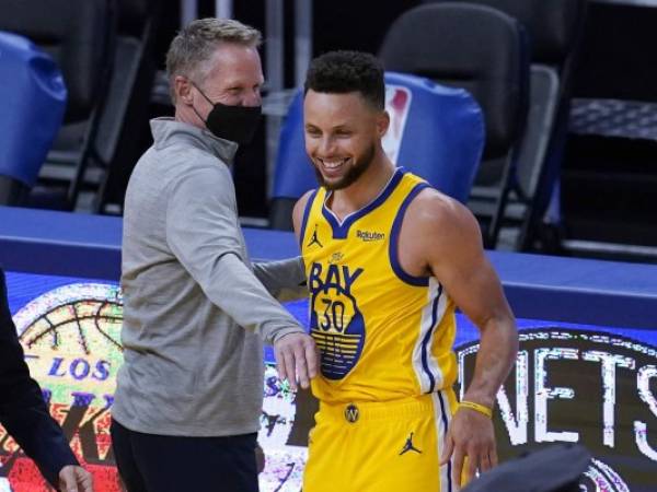 El entrenador de los Golden State Warriors, Steve Kerr, a la izquierda, celebra con el guardia Stephen Curry después de que los Warriors derrotaran a los Milwaukee Bucks. Foto:AP