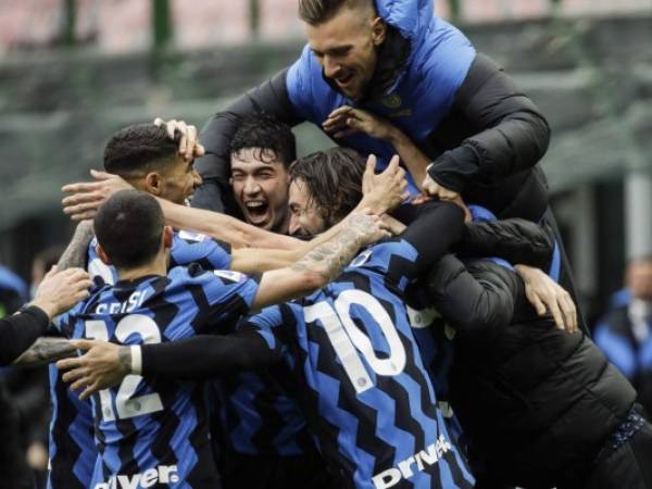 Matteo Darmian del Inter de Milán celebra tras anotar el gol de la victoria 1-0 ante Cagliari en la Serie A italiana. Foto:AP