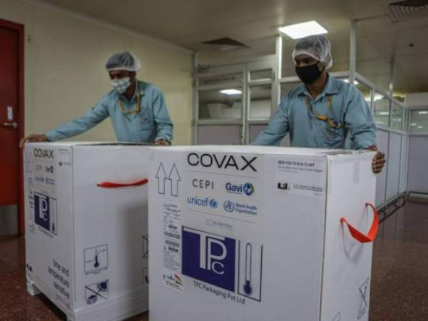 Covax depende cada vez más de las donaciones de vacunas de los países más ricos que han comprado más dosis de las necesarias. AFP.