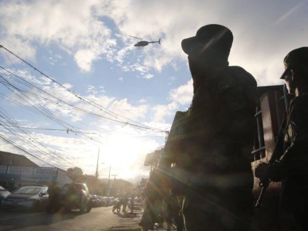 Con el apoyo de helicópteros, los agentes de la Dirección Policial Anti Maras y Padillas Contra el Crimen Organizado (Dipampco) y Fuerzas Especiales “Cobras” se encuentran participando en los operativos.