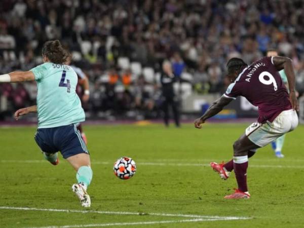 Michail Antonio remata para anotar el tercer gol del equipo en la victoria 4-1 ante Leicester por la Liga Premier inglesa. Foto: AP