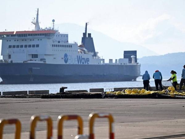 El ferry “Blue Wave Harmony” de bandera panameña se ve en el viaje inaugural que conectará El Salvador y Costa Rica a través del Océano Pacífico, en el puerto de La Unión, El Salvador, el 10 de agosto de 2023.