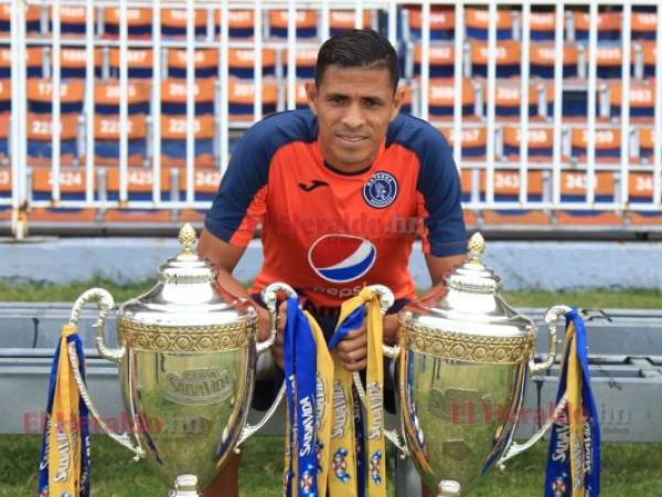 Juan Pablo Montes posa con dos de la últimas copas que ganó Motagua y que él levantó como capitán. Foto: Ronal Aceituno / El Heraldo.