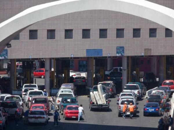 Compradores, maestros y visitantes que viajan a Estados Unidos a través de Nogales, México, esperaron hasta por cinco horas para cruzar el fin de semana y el lunes, preocupando a las autoridades locales cuya base fiscal depende de los compradores mexicanos, en especial durante la temporada festiva. AP.