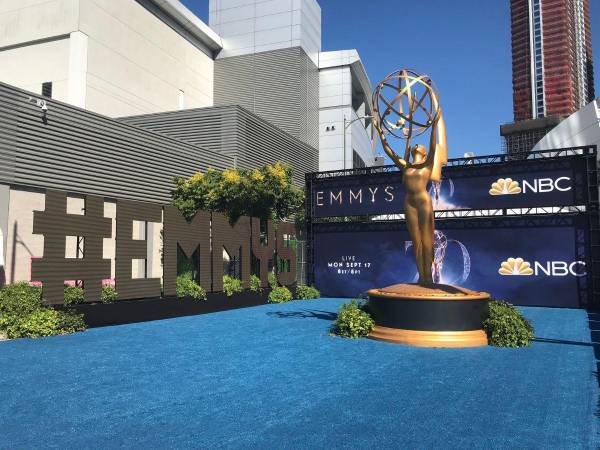 ¿Podrá alguna serie de televisión superar a Succession en los Emmy? ¿La lujosa precuela de “El señor de los anillos” de Amazon dominará la premiación? Y, con las huelgas en Hollywood, ¿el más prestigioso evento podrá llevarse a cabo este año? Las nominaciones para los premios Oscar de la televisión serán anunciadas el miércoles en una ceremonia transmitida en vivo a partir de las 08:30 de California. Luego comenzará la última ronda de votación para la 75ª edición de los premios Emmy, prevista para el 18 de septiembre.