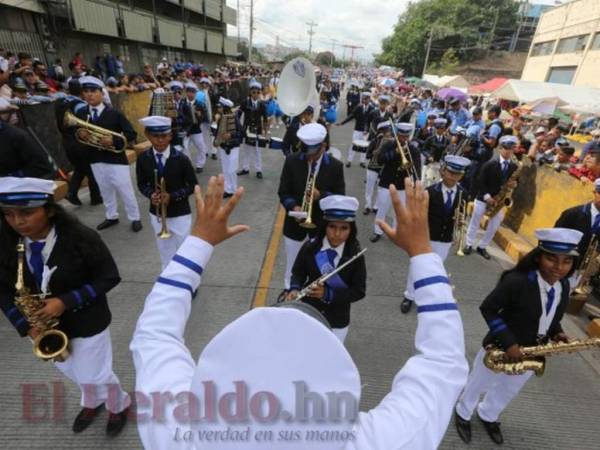 Tras meses de ensayos y vistiendo sus mejores galas, divididos en 6 bloques marcharán este jueves 55 institutos de la capital.