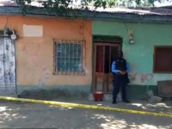 Dos de los fallecidos quedaron al lado de las camas en una de las casas, mientras que el tercer fallecido estaba en la casa contigüa, con varios impactos de bala. Foto: Cortesía.