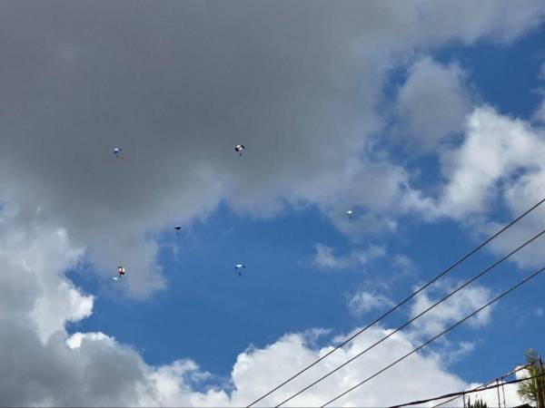 Los paracaidistas se adueñaron de los cielos de la capital.