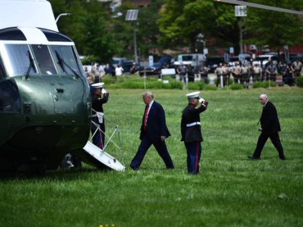 Donald Trump fue visto este sábado practicando su deporte favorito, el golf. Foto AFP