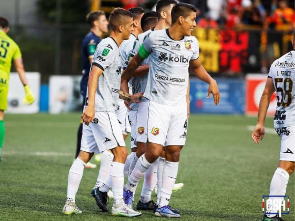 El Club Sport Herediano atraviesa un gran momento en el fútbol de Costa Rica, presente muy diferente al de Real España en Honduras.