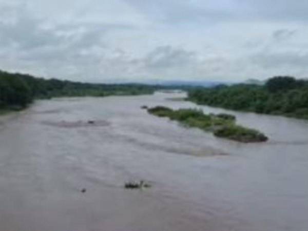 La mujer que murió ahogada fue arrastrada por la corriente de agua y quedó atascada en una alcantarilla.