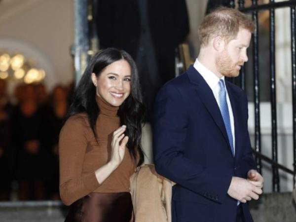 La pareja sorprendió al mundo al anunciar que se retirarán como miembros de la familia real británica para trabajar y ser económicamente independientes el miércoles 8 de enero de 2020. (Daniel Leal-Olivas/Pool Photo vía AP, archivo)