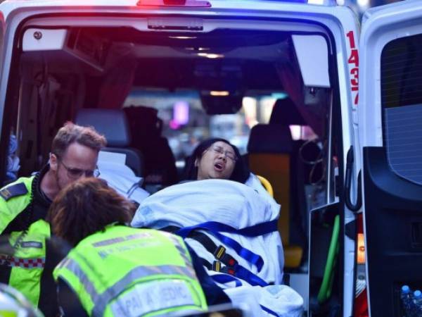 La policía dijo que se había detenido a un hombre y que una mujer de 41 años con una herida de arma blanca fue trasladada al hospital y se encontraba estable. Foto: AP.