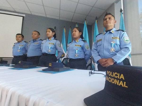 Condecoran a policías que evitaron usar armas contra pobladores que los agredieron en La Paz