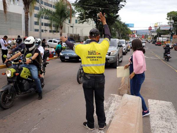 Las autoridades lamentan que los auxiliares “minions” sean irrespetados, por lo que el nuevo personal ayudará a que se respete la vestimenta amarilla.