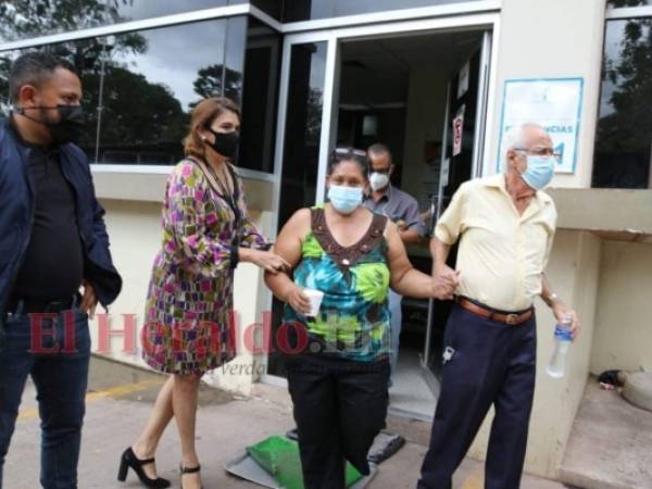 Padres de Roger Antonio Rivera en las instalaciones de Medicina Forense de Tegucigalpa. FOTO: Estalin Irías/EL HERALDO