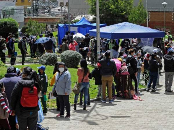 Centros de salud en todo el país mostraban, desde que entró en vigencia la solicitud de la cédula de vacunación el 1 de enero hasta el miércoles, una enorme aglomeración de personas.