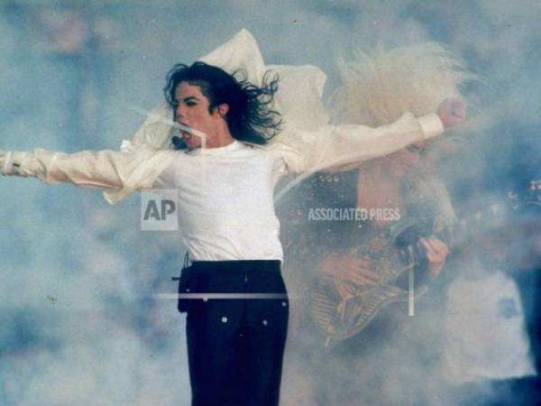 En esta foto del 31 de enero de 1993, Michael Jackson protagoniza el espectáculo del medio tiempo del Super Bowl en Pasadena, California. (Foto: AP)