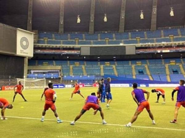 El León realizó en horas de la noche el reconocimiento de cancha.