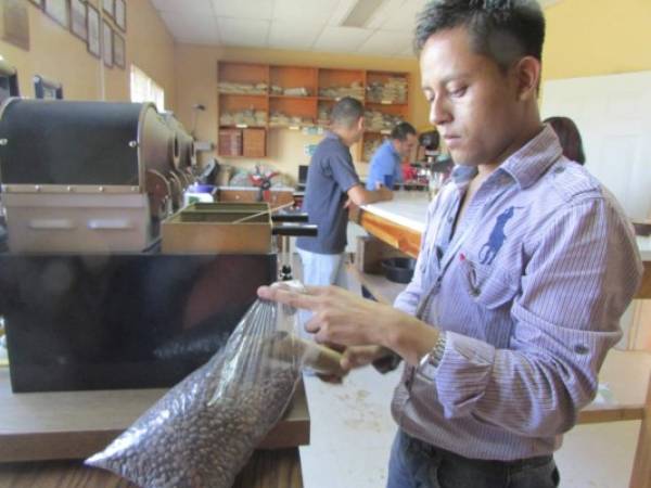 El proceso de tostado de café se realiza de manera semiartesanal. (Foto: Juan Flores)