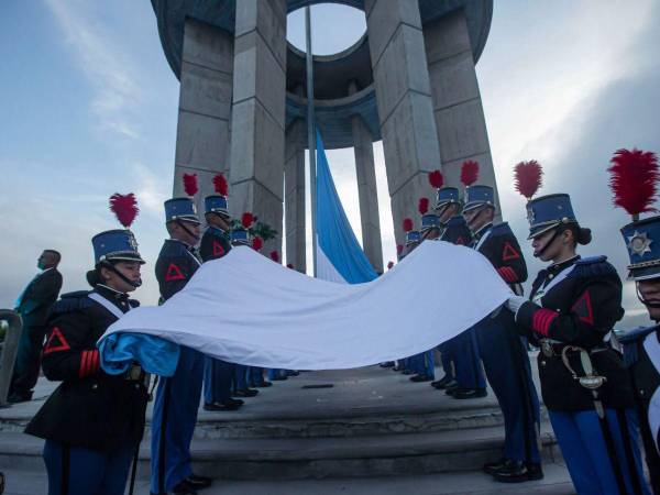 Los actos de juramentación a la Bandera Nacional se llevaron a cabo en el monumento a La Paz, ubicado en el Cerro Juana Laínez.