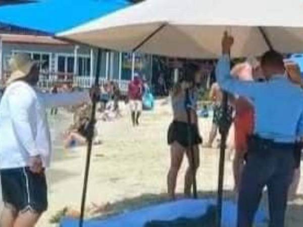 El estadounidense murió ahogado tras lanzarse de un muelle alto en la playa. Familiares que lo acompañaban se le vieron visiblemente afectados por la repentina muerte del ciudadano extranjero.